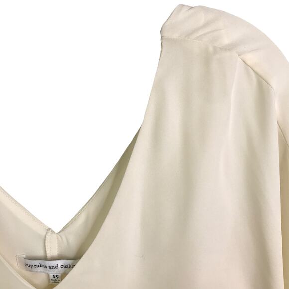 Cupcakes & Cashmere Women's Blouse Cape Sleeves Double V-Neck Cream Top Sz XS - Picture 5 of 10